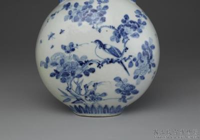 图片[3]-Flask with flower and bird decoration in underglaze blue, Qing dynasty (1644-1911)-China Archive